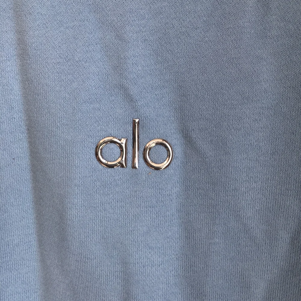 ALO Yoga Women's Blue Crewneck Sweatshirt - Picture 4 of 4